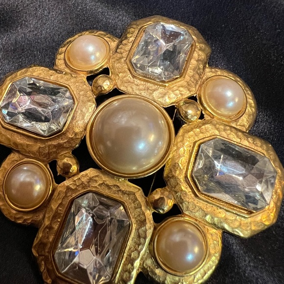 Beautiful Rhinestones and Pearl Brooch - Picture 3 of 3